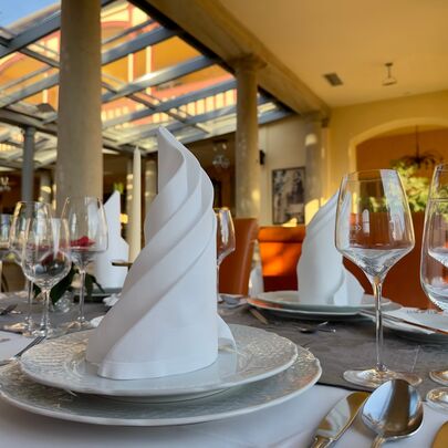 Gedeckter Tisch im Wintergarten vom Parkhotel Bad Schandau